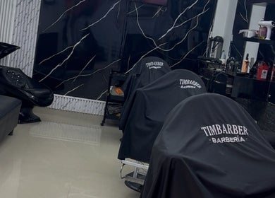 Interior moderno de la barbería TIMBARBER en Santander De Quilichao, Cauca, CO.