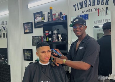Barbero en TIMBARBER ofrece corte de cabello preciso en Santander De Quilichao, Cauca, CO.