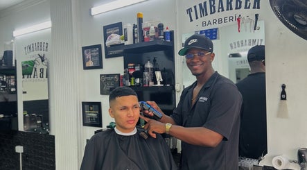 Barbero en TIMBARBER ofrece corte de cabello preciso en Santander De Quilichao, Cauca, CO.