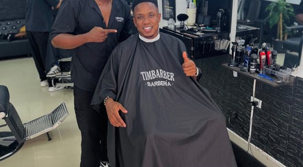 Cliente feliz en TIMBARBER, Santander De Quilichao, Cauca, CO, recibiendo corte de pelo profesional.