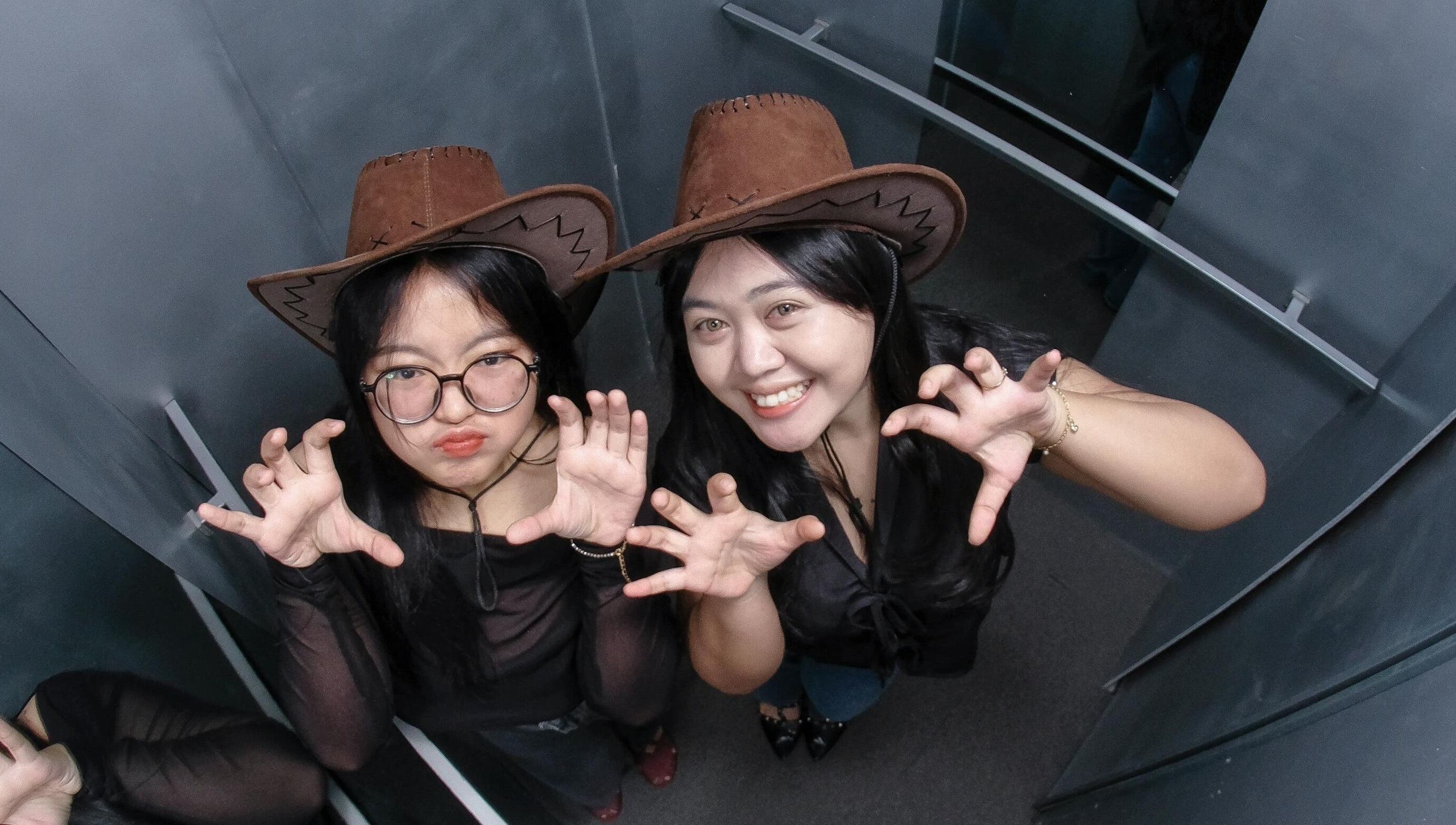 Dua wanita berpose kocak dengan topi koboi di Shutter Selfphoto Box, Jawa Timur, Jawa Timur, ID.