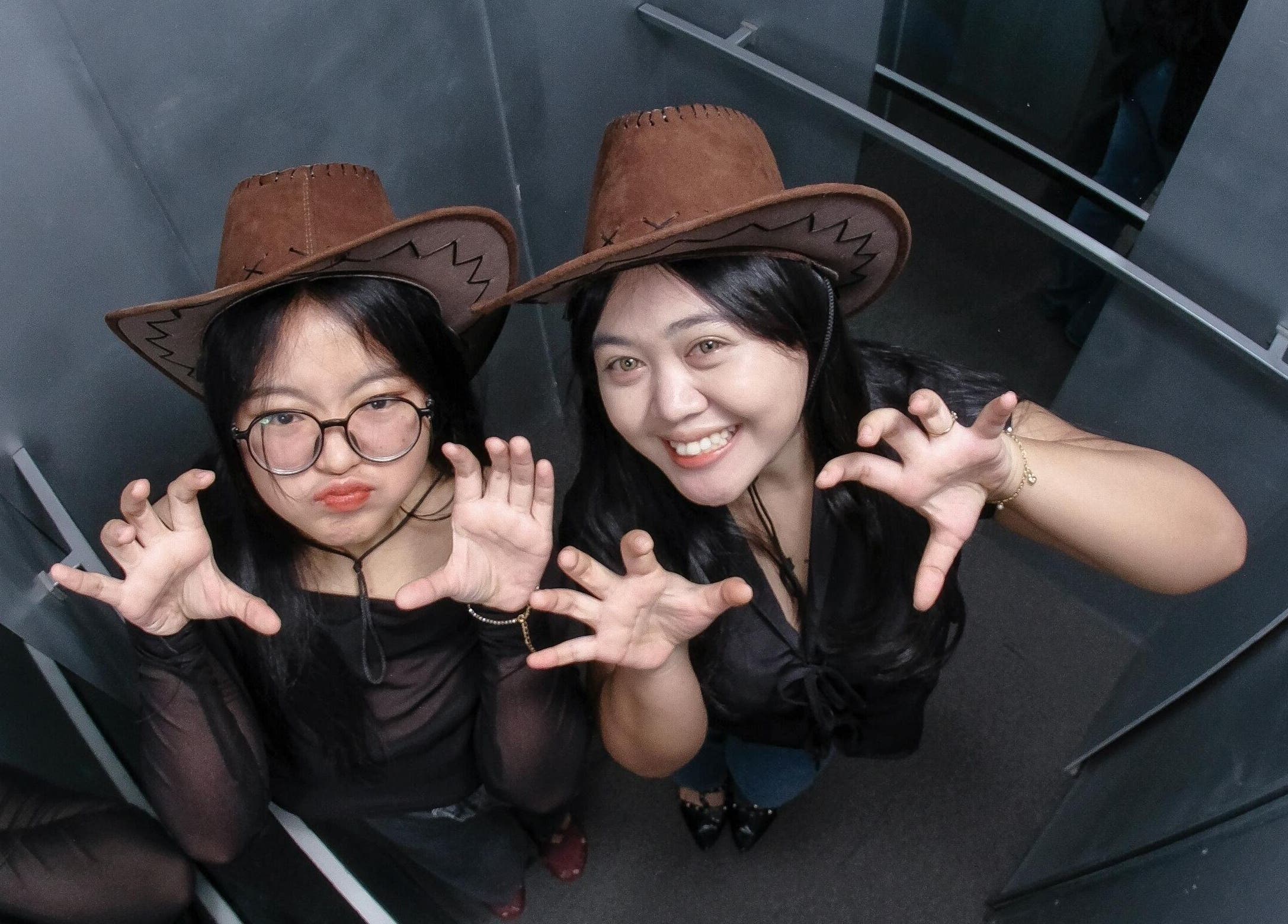 Dua wanita berpose kocak dengan topi koboi di Shutter Selfphoto Box, Jawa Timur, Jawa Timur, ID.