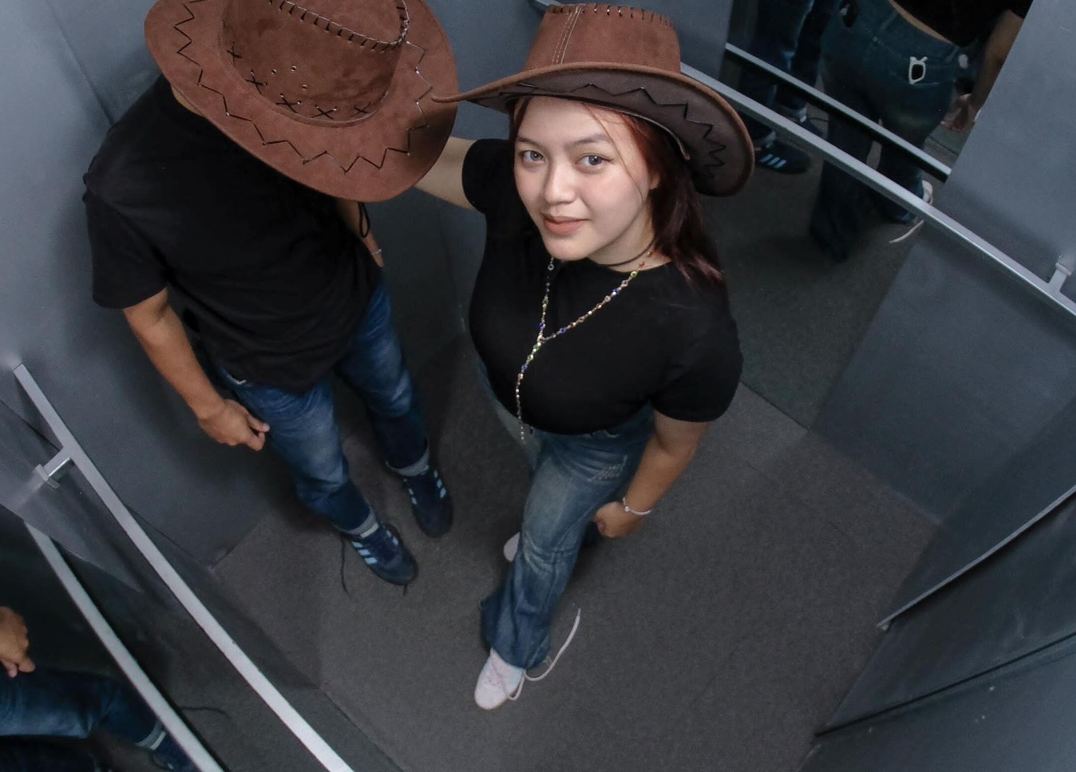 Pengunjung bergaya koboi di Shutter Selfphoto Box, Jawa Timur, Jawa Timur, ID.