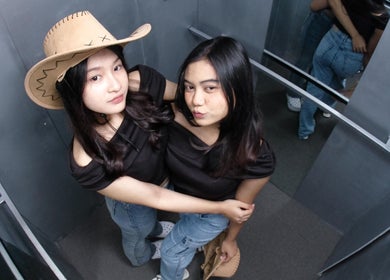 Dua wanita berpose di Shutter Selfphoto Box, Jawa Timur, Jawa Timur, ID dengan busana kasual.