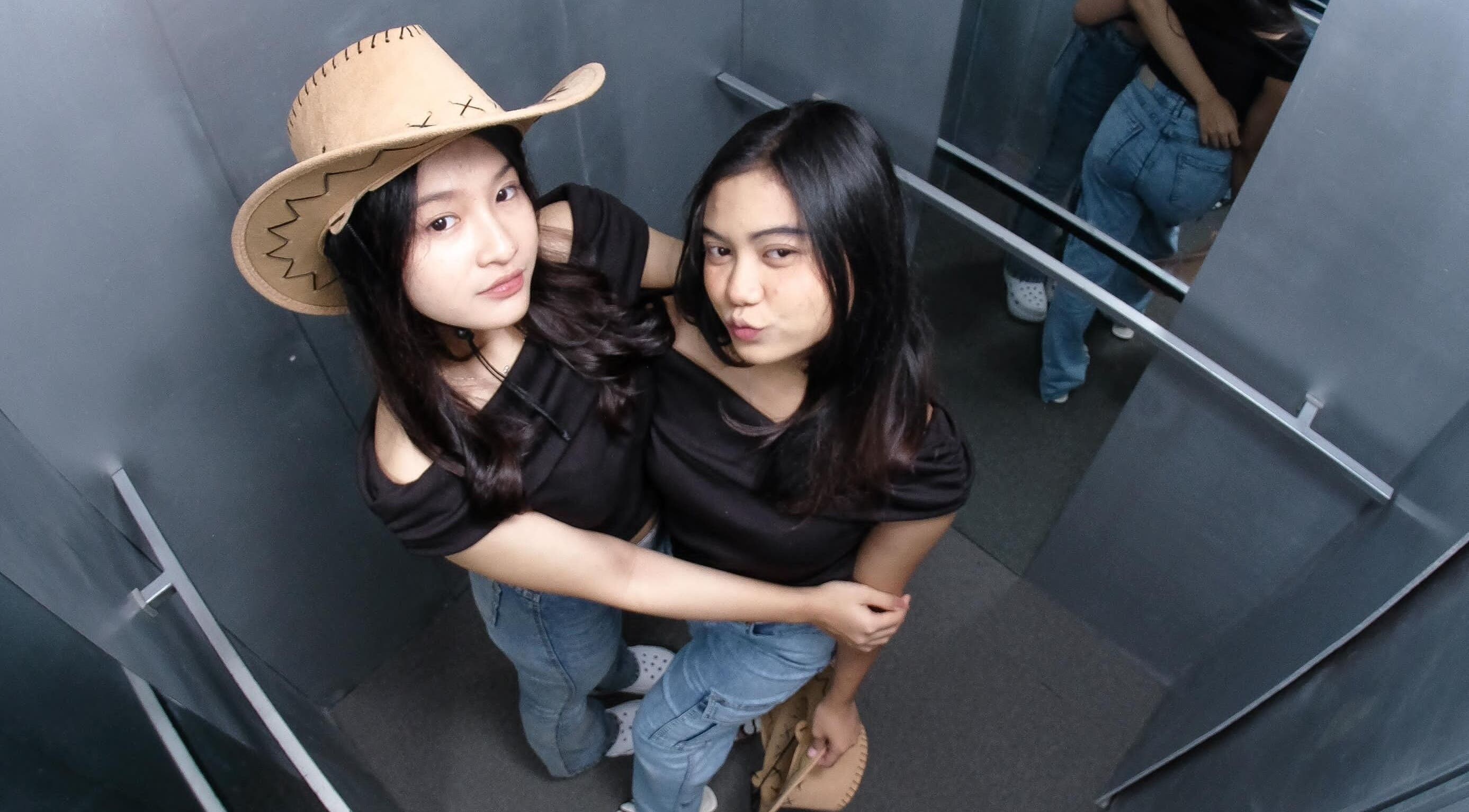 Dua wanita berpose di Shutter Selfphoto Box, Jawa Timur, Jawa Timur, ID dengan busana kasual.