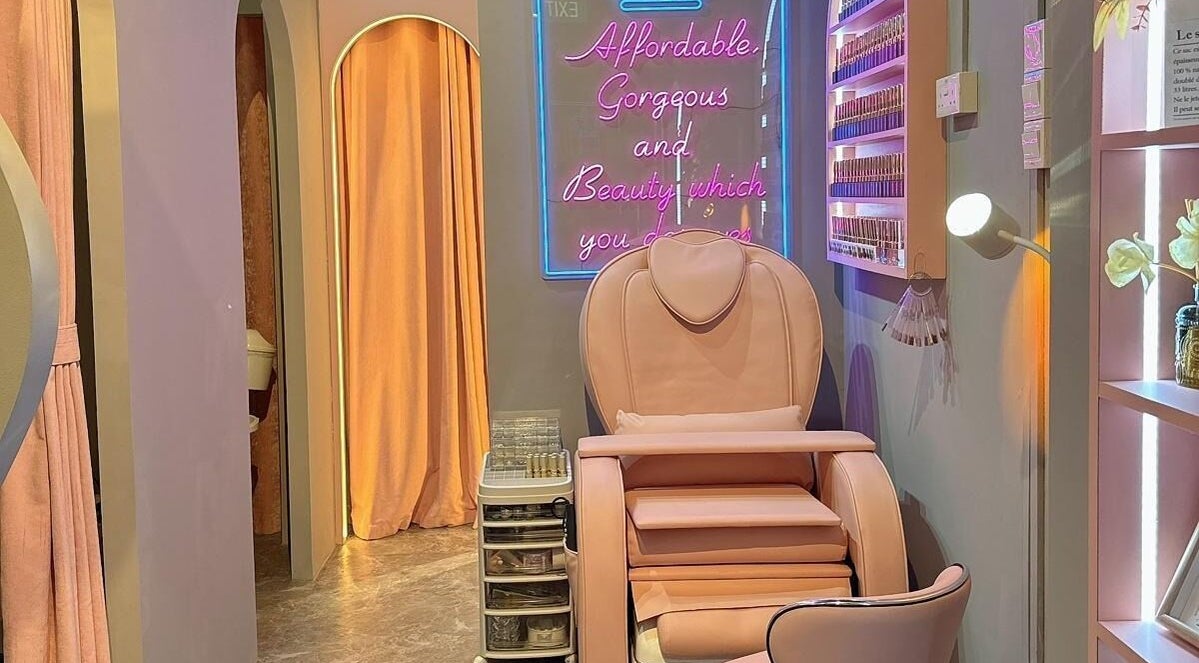 The Lash & Beauty Loft于新加坡的舒适美容房，时尚装饰与舒适座椅。