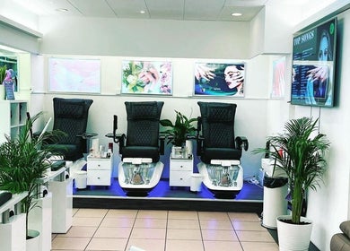 Innenraum von The Garden Nails - Lenzburg, Aargau, CH mit stilvollen Pedikürstühlen und Pflanzen.