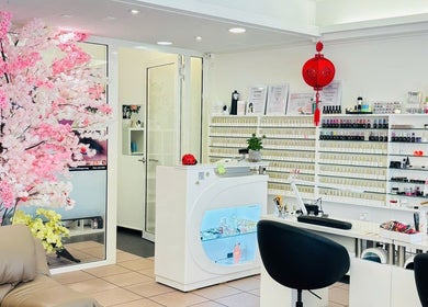 Elegantes Interieur von The Garden Nails - Lenzburg, Aargau, CH, mit Blütenbaum-Dekoration.
