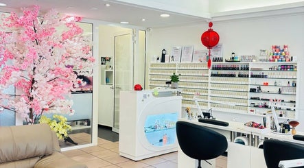 Elegantes Interieur von The Garden Nails - Lenzburg, Aargau, CH, mit Blütenbaum-Dekoration.