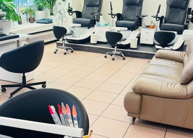 Innenansicht von The Garden Nails - Lenzburg, Aargau, CH mit modernen Nagel- und Pedikürestühlen.