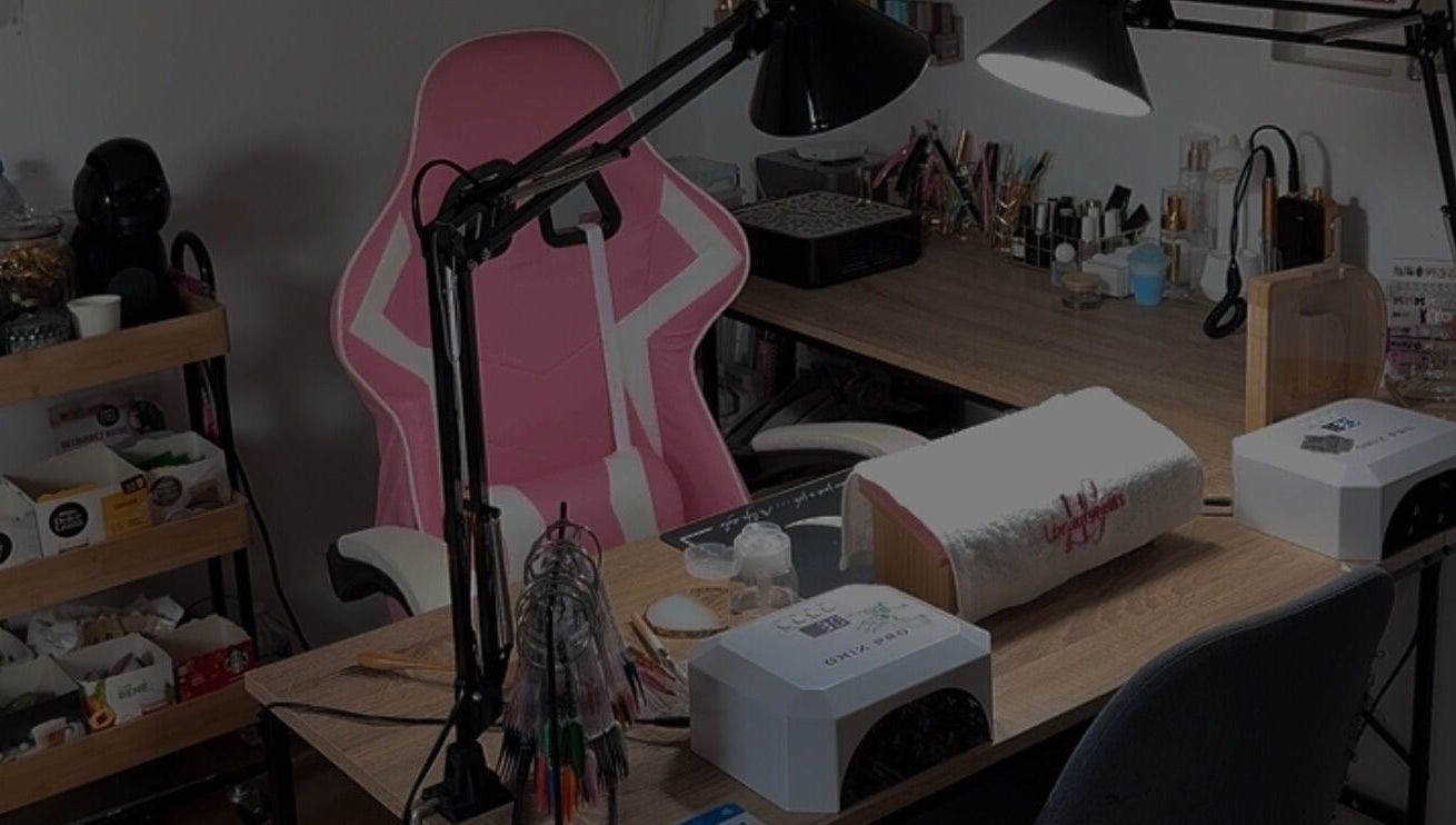 Poste de travail moderne chez DJ Nails, Crépy, Hauts-de-France, FR avec chaise rose élégante.