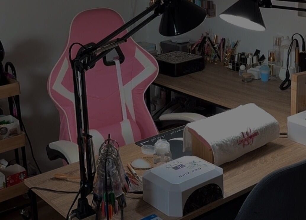 Poste de travail moderne chez DJ Nails, Crépy, Hauts-de-France, FR avec chaise rose élégante.