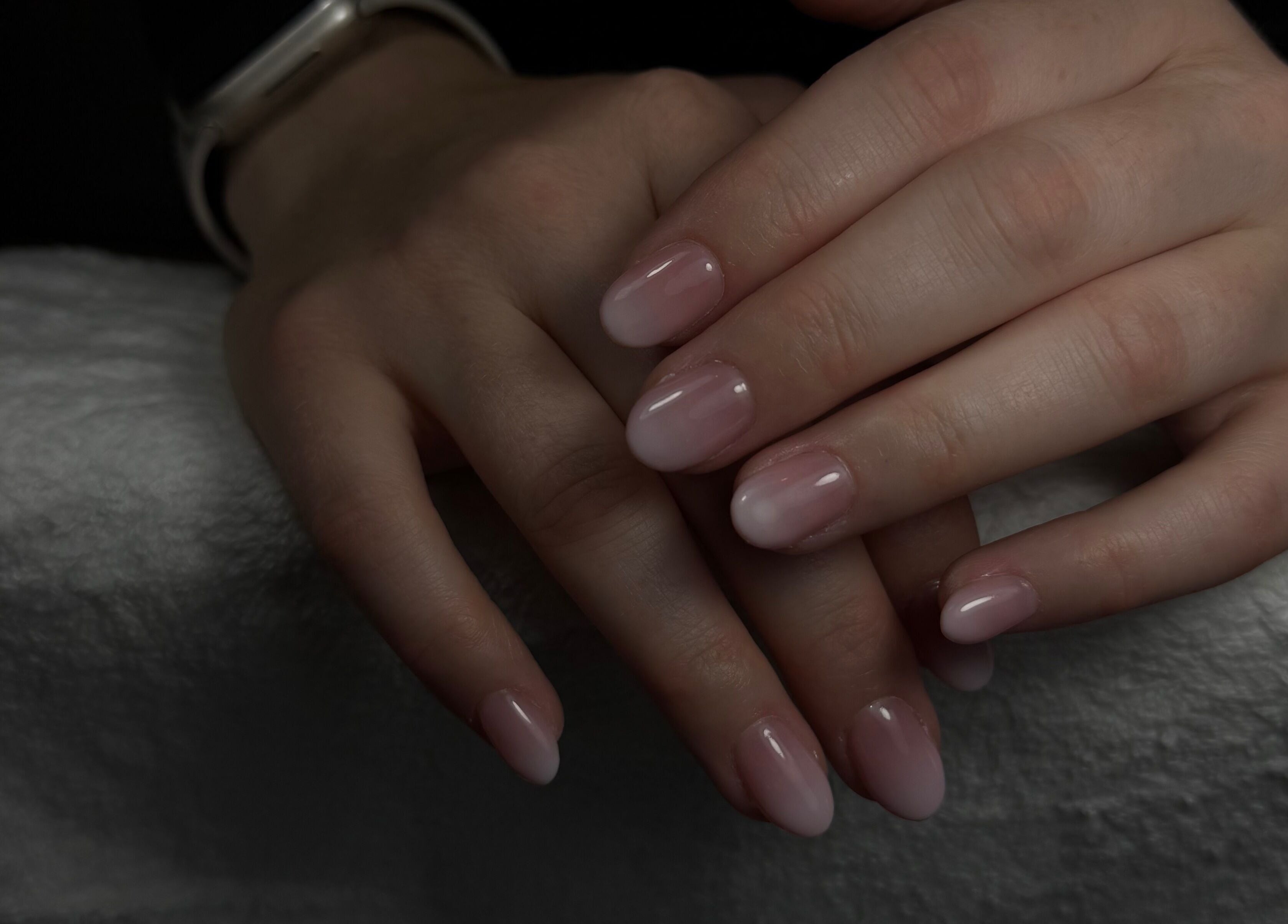 Manucure élégante chez DJ Nails, Crépy, Hauts-de-France, FR avec des ongles brillants.