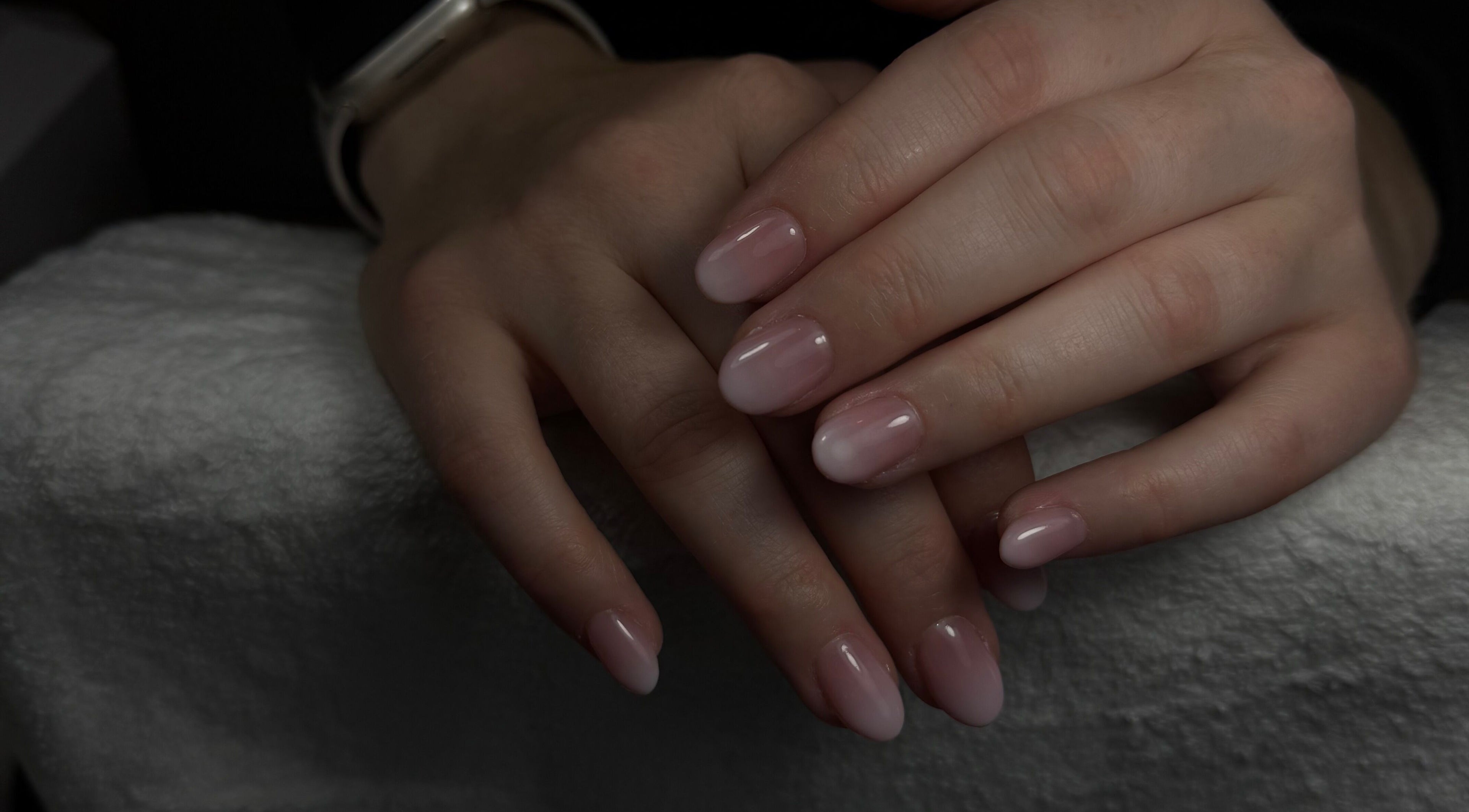 Manucure élégante chez DJ Nails, Crépy, Hauts-de-France, FR avec des ongles brillants.