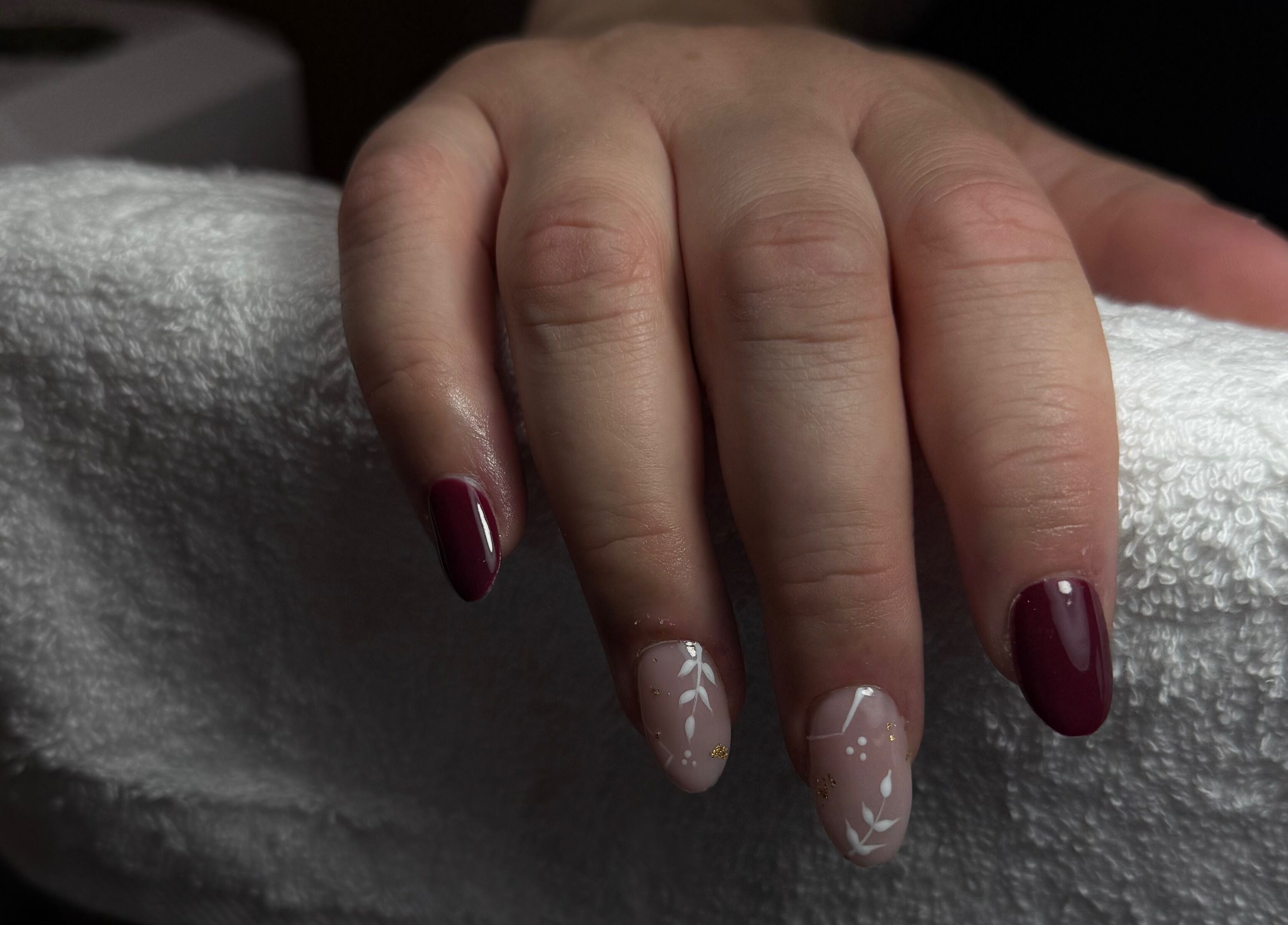 Manucure élégante à DJ Nails, Crépy, Hauts-de-france, FR. Ongles décorés blanc et bordeaux.