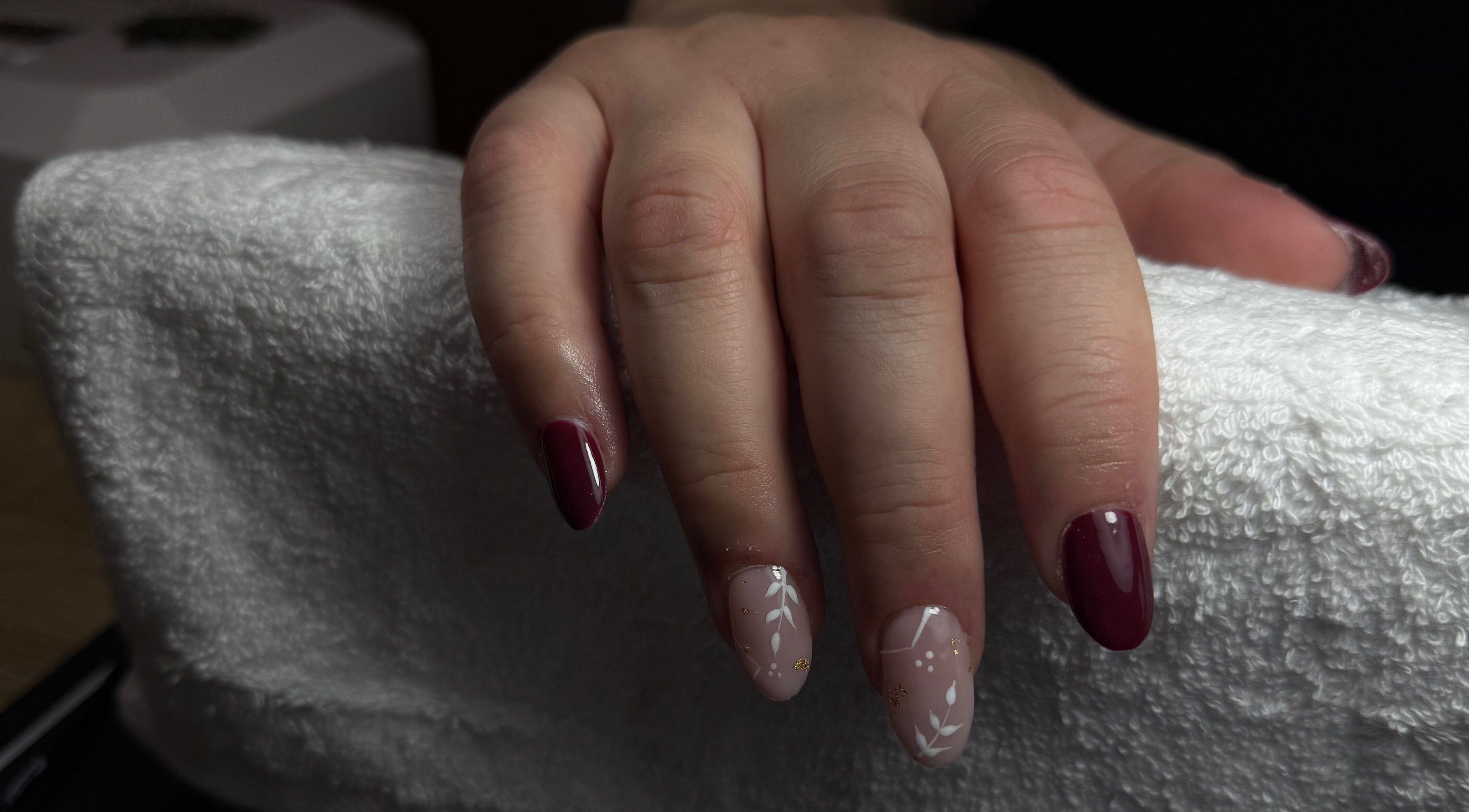 Manucure élégante à DJ Nails, Crépy, Hauts-de-france, FR. Ongles décorés blanc et bordeaux.