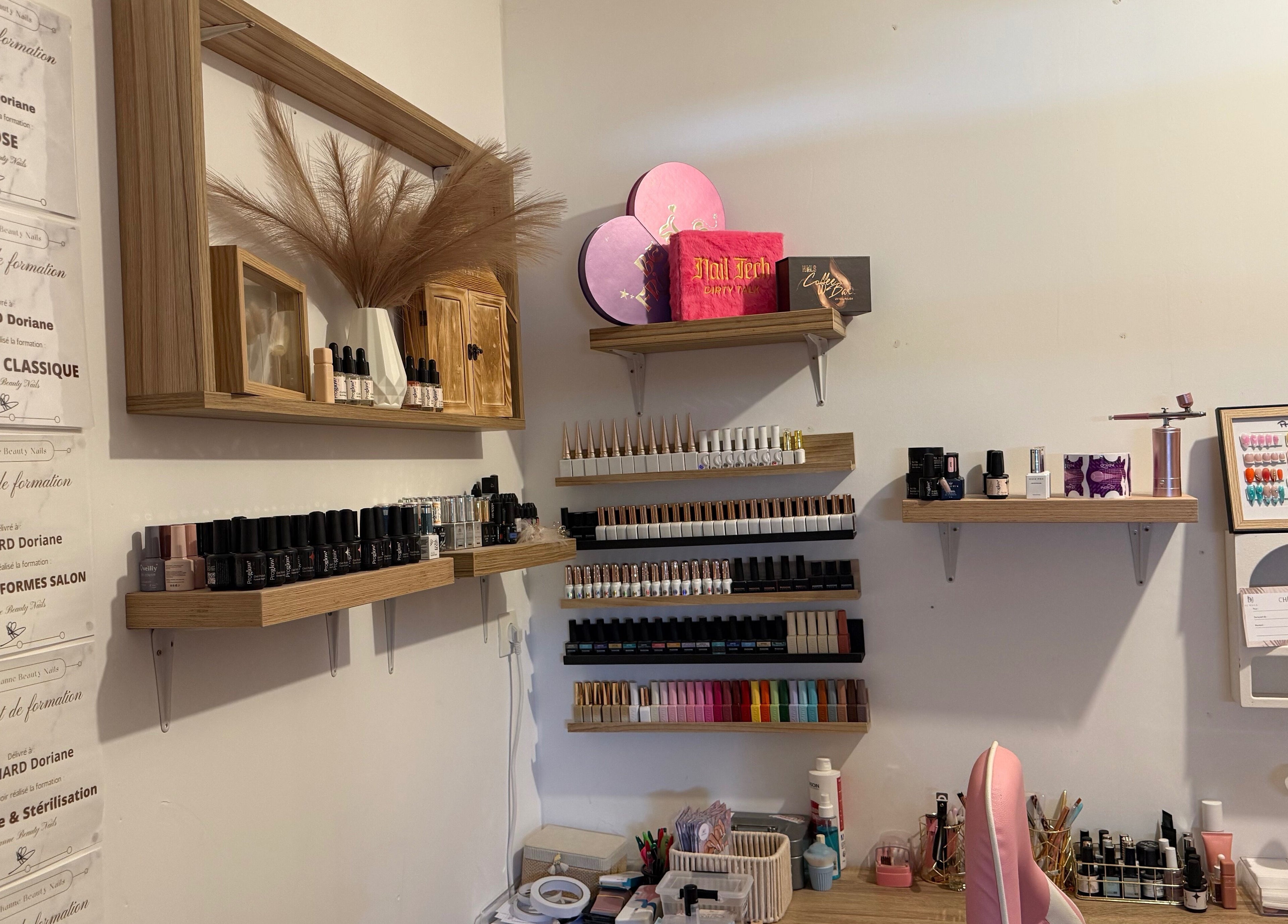Présentation soignée de la gamme de vernis chez DJ Nails, Crépy, Hauts-de-France, FR.