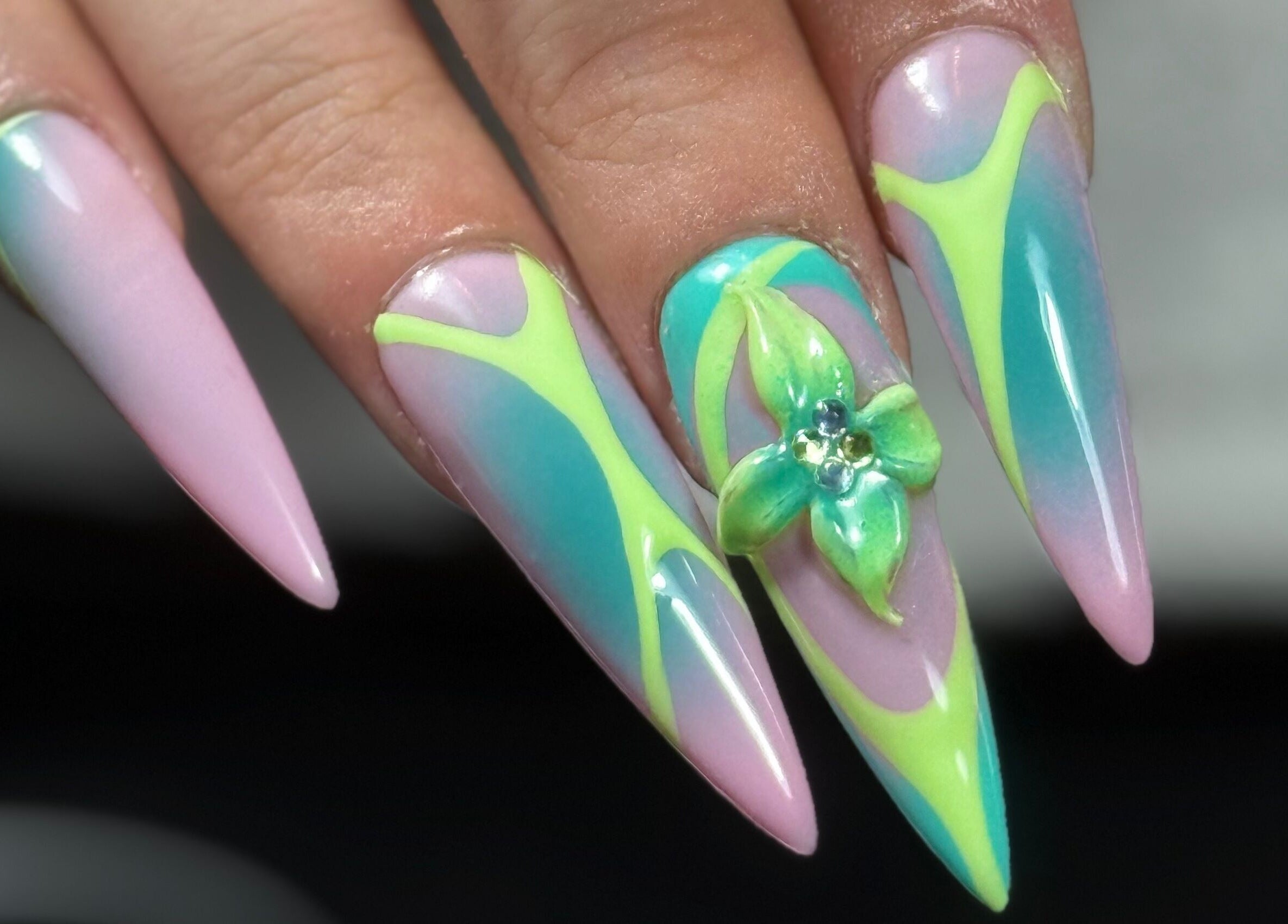 Ongles pastel artistiques avec fleurs à DJ Nails, Crépy, Hauts-de-France, FR.