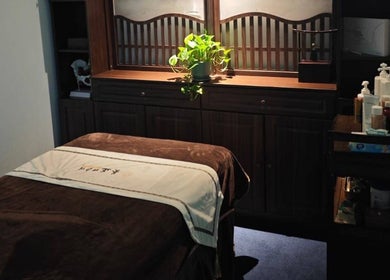 Cozy treatment room at Better Wellness TCM 養正理疗馆 in Orchard, SG featuring calming decor and ambient lighting.
