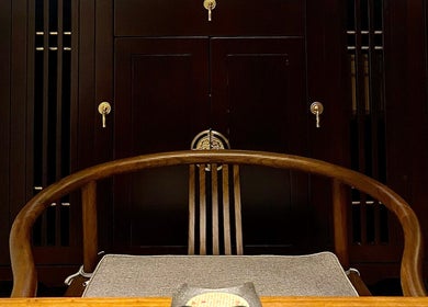 Cozy seating at Better Wellness TCM 養正理疗馆, Orchard, SG showcasing traditional wooden furniture.