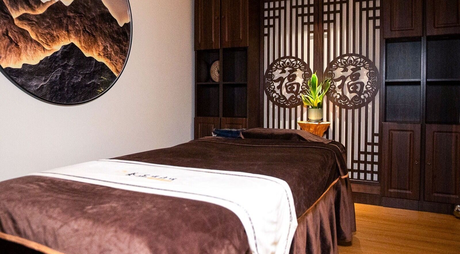 Tranquil treatment room at Better Wellness TCM 養正理疗馆, Orchard, SG with soothing decor.