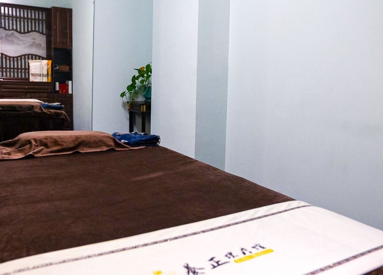 Calm therapy room at Better Wellness TCM 養正理疗馆, Orchard, SG, featuring treatment bed and calming decor.