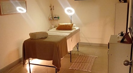 Sala de tratamiento en Amaia estética profesional, Mendoza, Mendoza, AR, con iluminación suave y detalles acogedores.