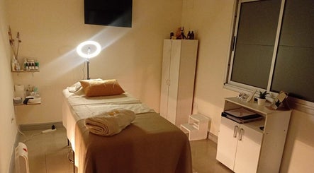 Sala de tratamiento iluminada en Amaia Estética Profesional, Mendoza, Mendoza, AR, ofreciendo un ambiente relajante.
