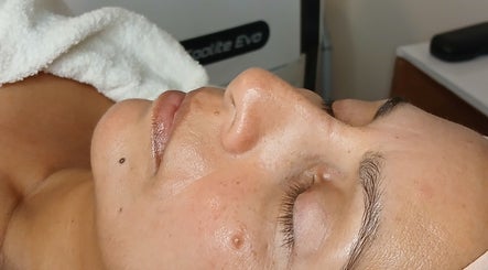 Tratamiento facial en Amaia Estética Profesional en Mendoza, Mendoza, AR, destacando el cuidado y relajación.