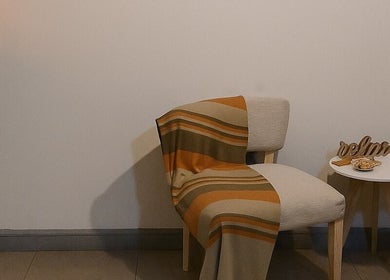 Espacio acogedor de Amaia Estética Profesional en Mendoza, Mendoza, AR con silla y mesa decorativa.