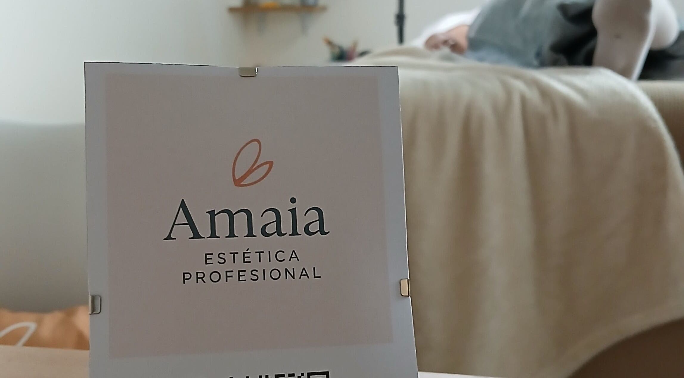 Interior de Amaia Estética Profesional en Mendoza, Mendoza, AR con señalética y camilla de spa.