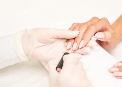 Soin des ongles à BNK Institut, Bois-guillaume, Normandie, FR, mettant en valeur une manucure raffinée.