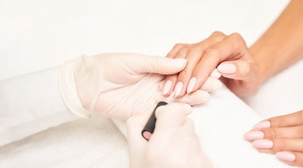 Soin des ongles à BNK Institut, Bois-guillaume, Normandie, FR, mettant en valeur une manucure raffinée.