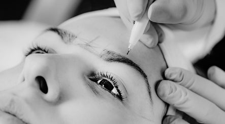 Soin des sourcils chez BNK Institut à Bois-guillaume, Normandie, FR. Expertise et précision.
