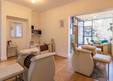 Spacious modern interior of Studio Figura Ealing in London, England, GB featuring comfortable seating.