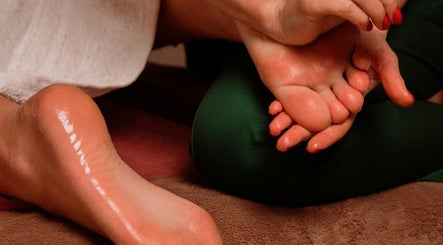 Foot massage at Ecosy Head Spa, Castle Hill, New South Wales, AU offers relaxation and rejuvenation.
