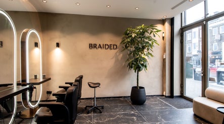 Moderne saloninrichting bij Braided in Arnhem, Gelderland, NL met luxe stoelen en natuurlijke verlichting.