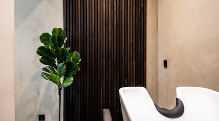 Elegante wasruimte bij Braided, Arnhem, Gelderland, NL met planten en modern design.
