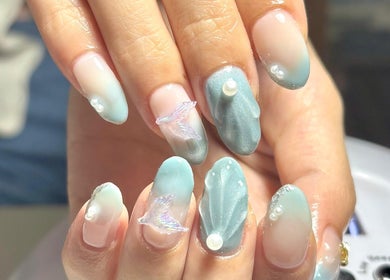 Desain kuku ombre biru-putih dengan dekorasi mutiara di AgnesnazMakeup, Jawa Barat, Jawa Barat, ID.