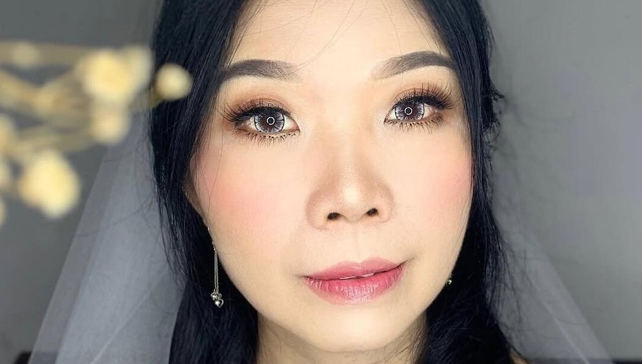 Riasan wajah elegan di AgnesnazMakeup, Jawa Barat, Jawa Barat, ID, menunjukkan detail makeup mata yang menawan.