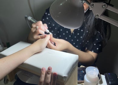 Manikur profesional di AgnesnazMakeup, Jawa Barat, ID dengan teknik seni kuku modern.