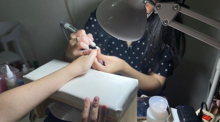 Manikur profesional di AgnesnazMakeup, Jawa Barat, ID dengan teknik seni kuku modern.