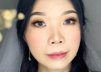 Riasan wajah elegan di AgnesnazMakeup, Jawa Barat, ID menunjukan kecantikan alami klien.