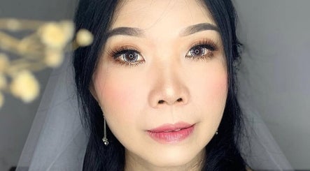Riasan wajah elegan di AgnesnazMakeup, Jawa Barat, ID menunjukan kecantikan alami klien.