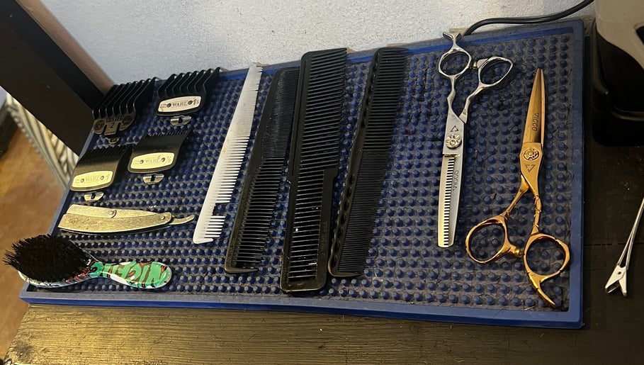 Herramientas de peluquería en 3claveles, Córdoba, Córdoba, AR. Peines, tijeras y cuchillas destacan.