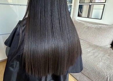 Cabello liso y brillante en Kyn -Alisados en Paris, Neuilly-sur-marne, Île-de-france, FR.