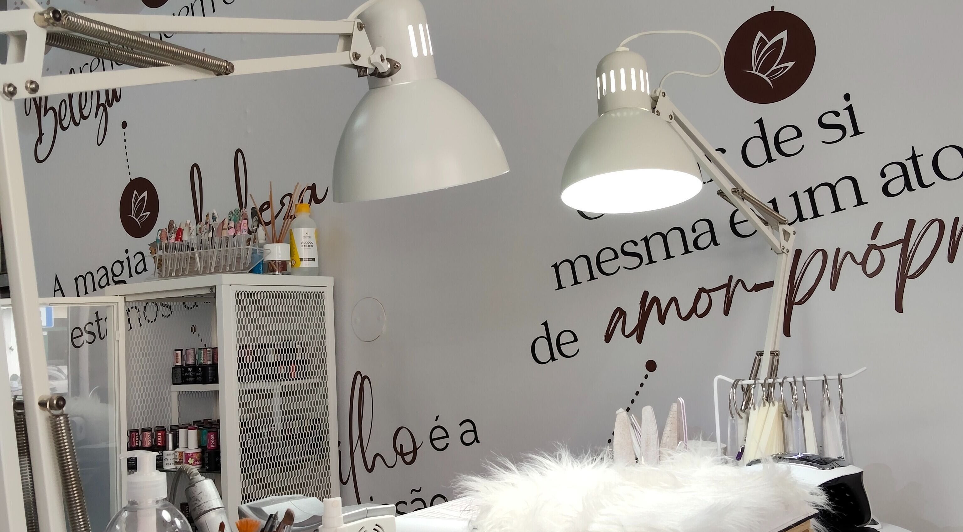 Design elegante e moderno em Pure Beauty By Rute, Algueirão-mem Martins, Lisboa, PT. Interior acolhedor e sofisticado.