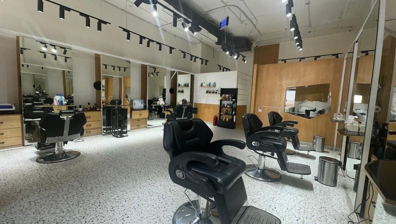 صورة لمقاعد حديثة في صالون 4D Barbershop، الرياض، الرياض، المملكة العربية السعودية.