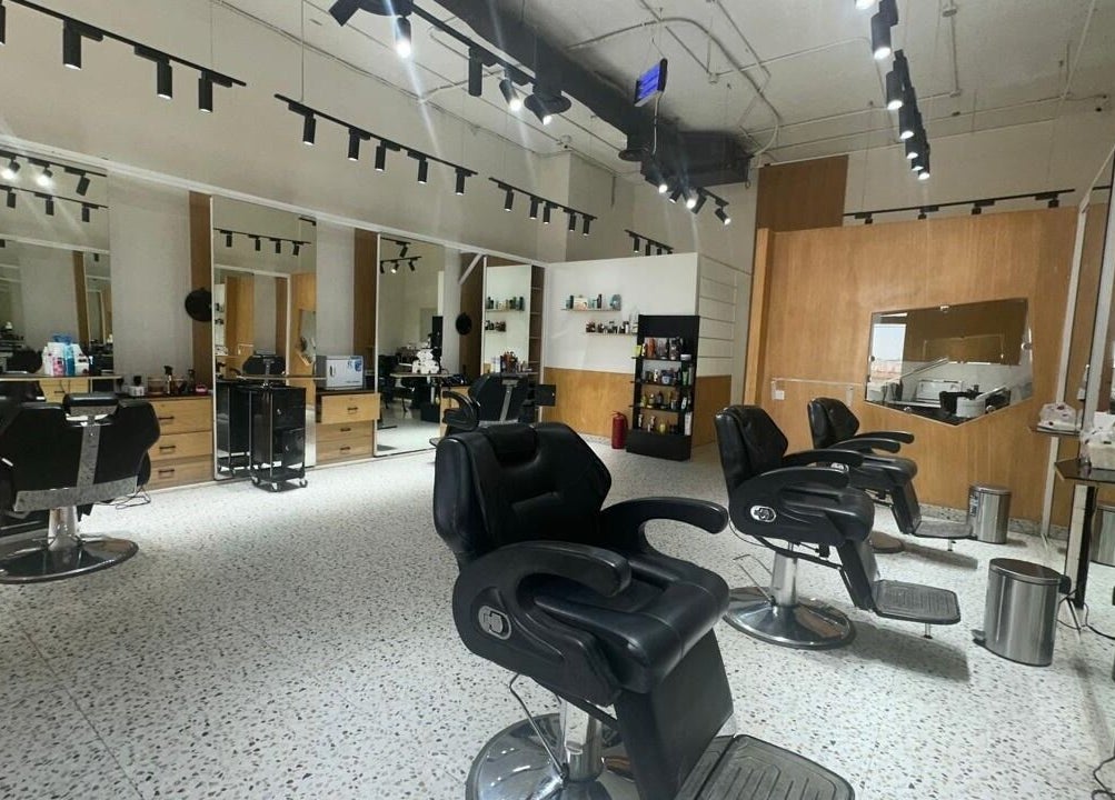 صورة لمقاعد حديثة في صالون 4D Barbershop، الرياض، الرياض، المملكة العربية السعودية.