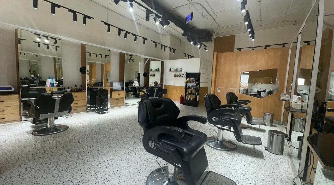 صورة لمقاعد حديثة في صالون 4D Barbershop، الرياض، الرياض، المملكة العربية السعودية.
